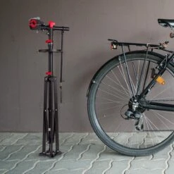 LifeGoods Fiets Montagestandaard - Fietsreparatie Racefiets / MTB - Incl. Stuurhouder - Zwart/Rood -Abus Fiets Deals Store 1200x1200 275